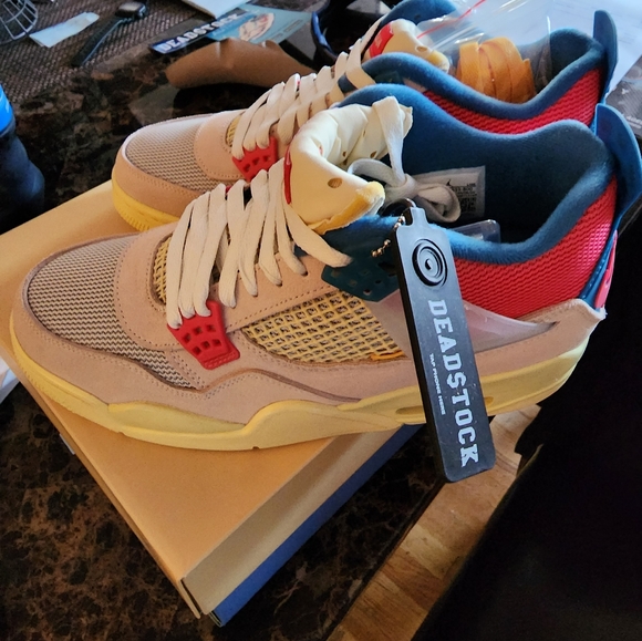 DS Size 9 Jordan 4 Guava Ice - Picture 3 of 7